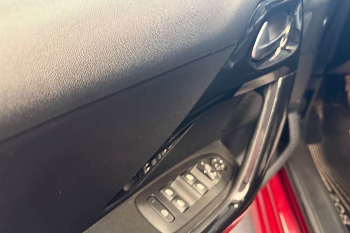 Rød Peugeot 208 fra 2018