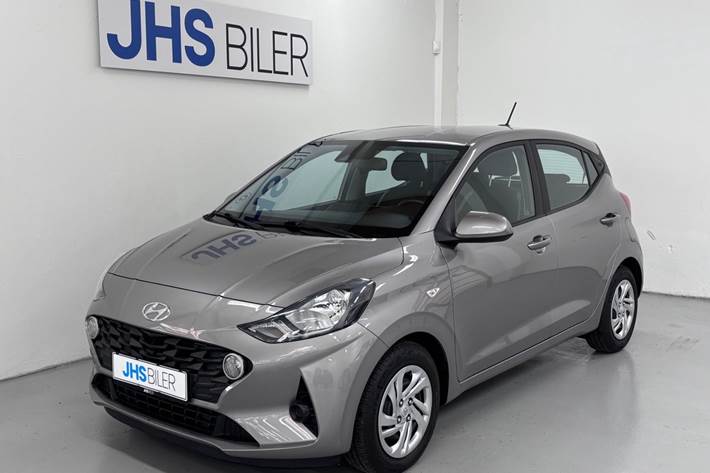 Beige Hyundai i10 fra 2023