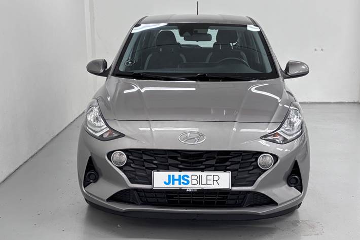 Beige Hyundai i10 fra 2023