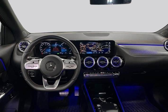 Rød Mercedes EQA250 fra 2023