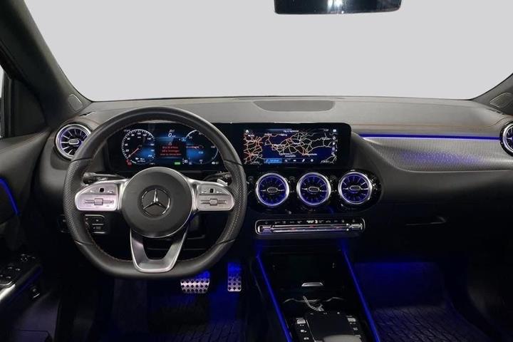 Rød Mercedes EQA250 fra 2023