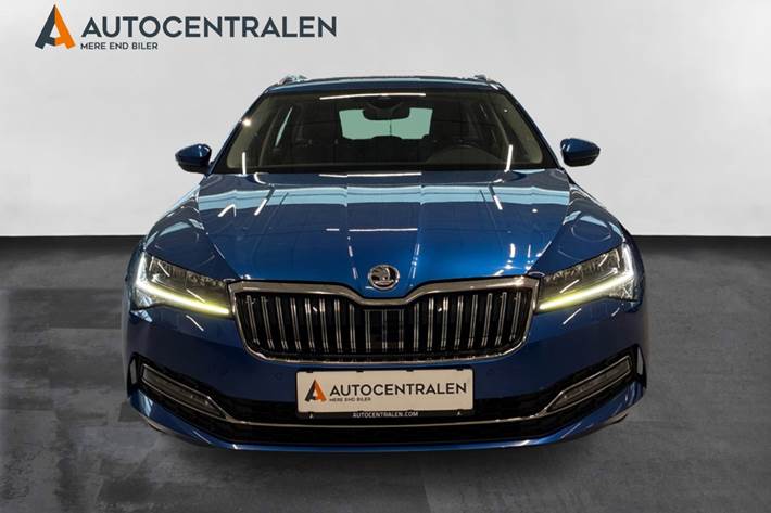 Blå Skoda Superb fra 2020