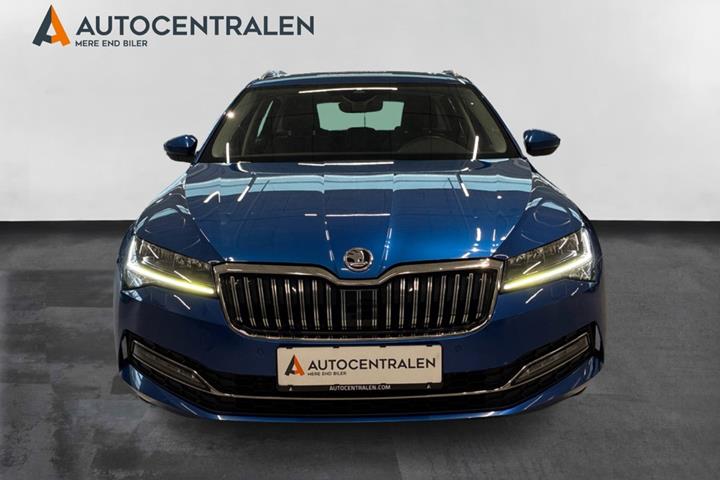 Blå Skoda Superb fra 2020