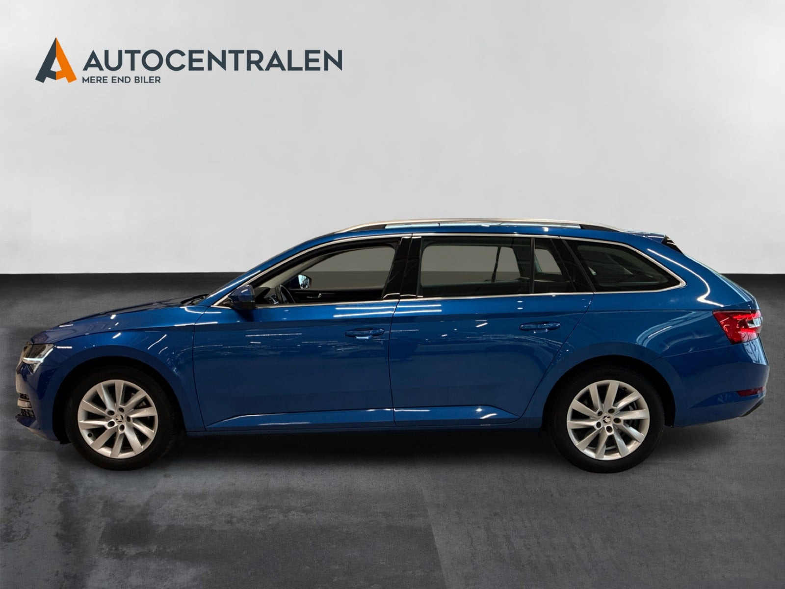 Blå Skoda Superb fra 2020
