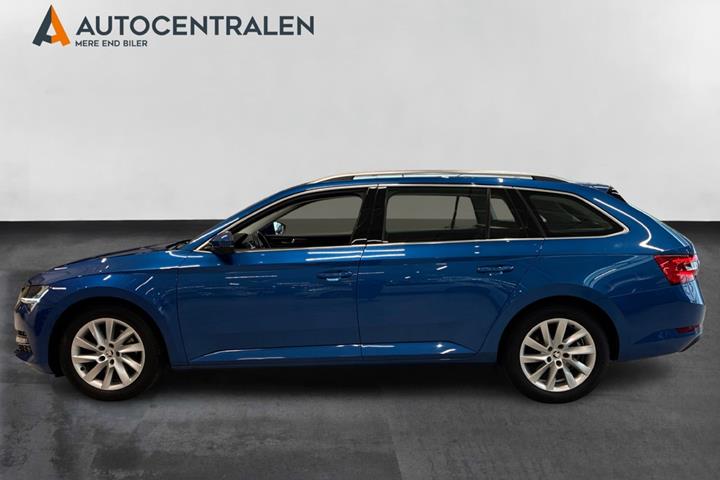 Blå Skoda Superb fra 2020