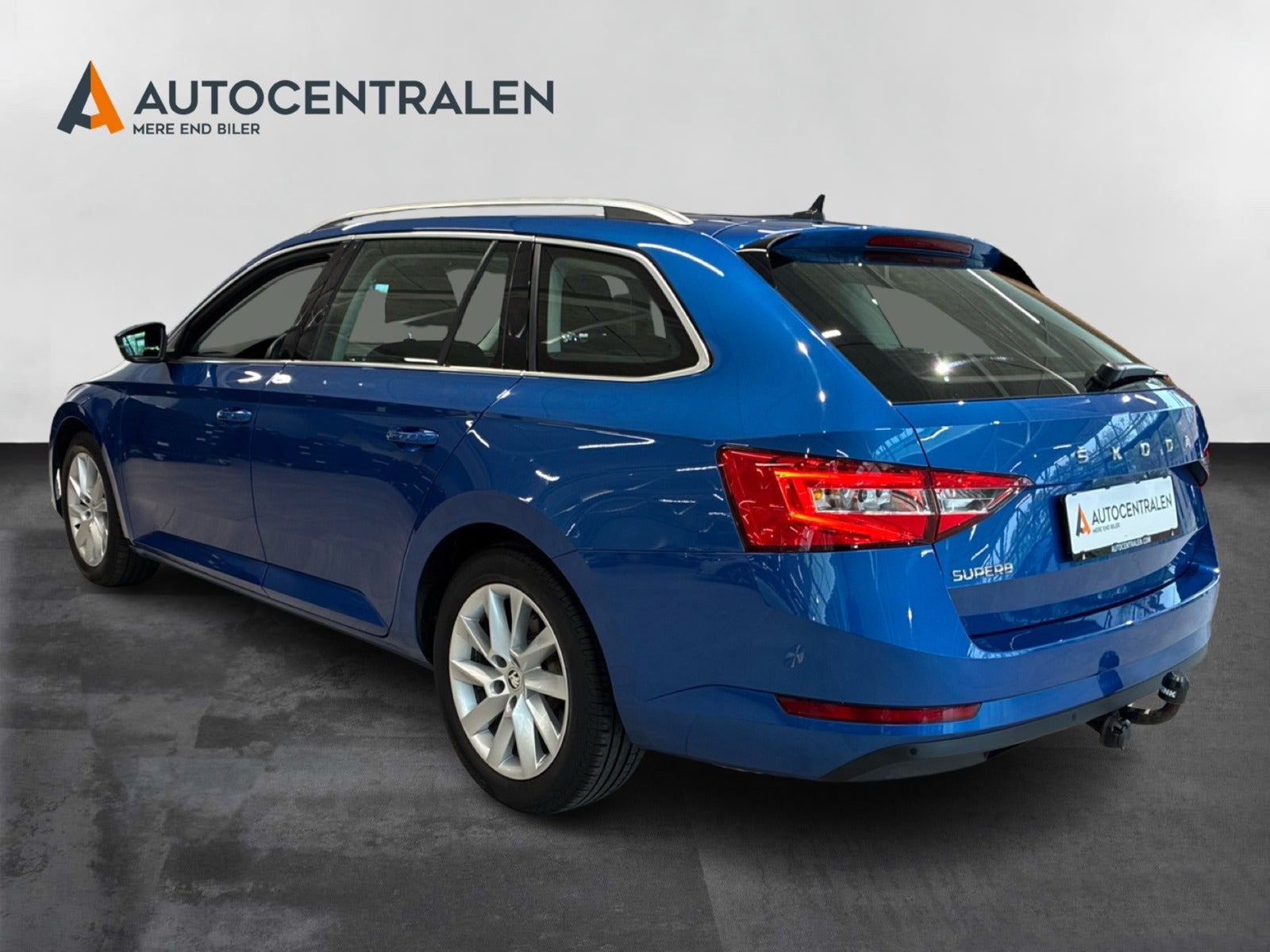 Blå Skoda Superb fra 2020