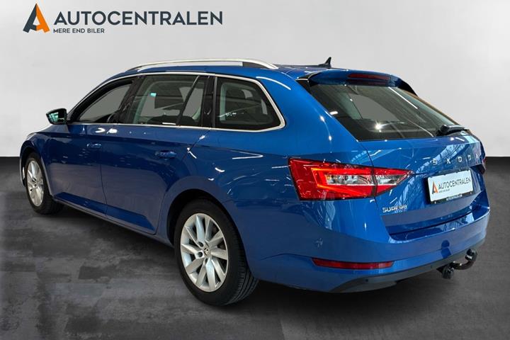 Blå Skoda Superb fra 2020