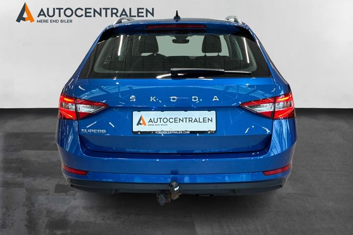 Blå Skoda Superb fra 2020