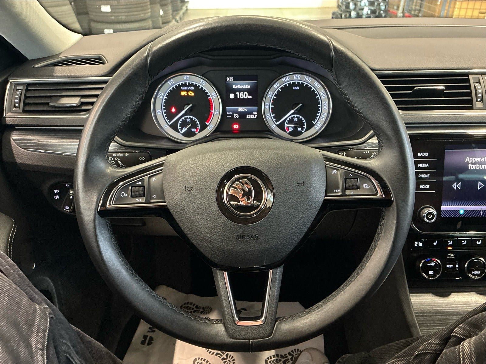 Blå Skoda Superb fra 2020