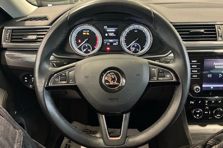 Blå Skoda Superb fra 2020