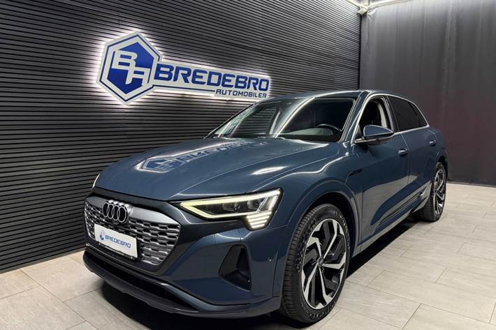Blå Audi Q8 e-tron fra 2024