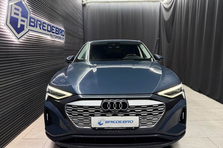Blå Audi Q8 e-tron fra 2024