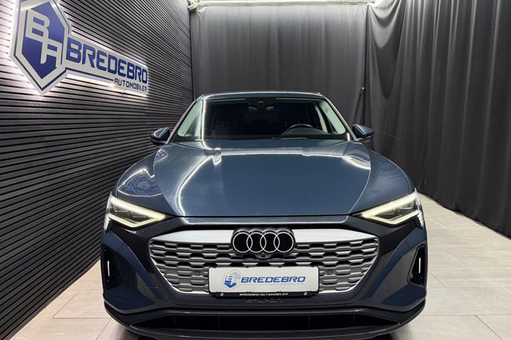 Blå Audi Q8 e-tron fra 2024