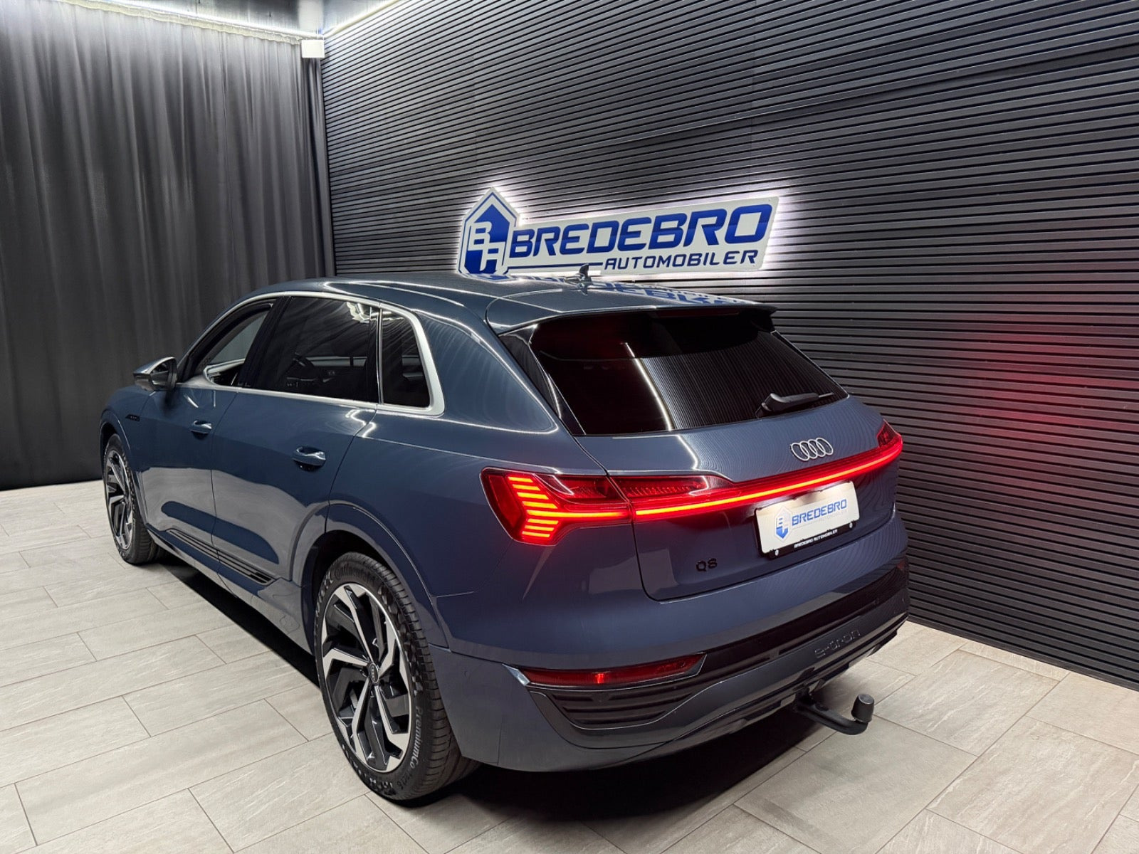 Blå Audi Q8 e-tron fra 2024