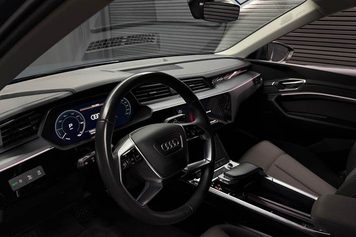 Blå Audi Q8 e-tron fra 2024