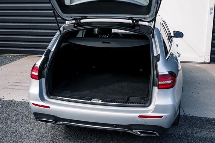 Sølv Mercedes E220 d fra 2019
