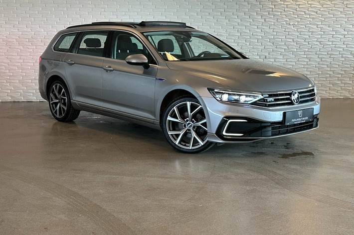 Sølv VW Passat fra 2022