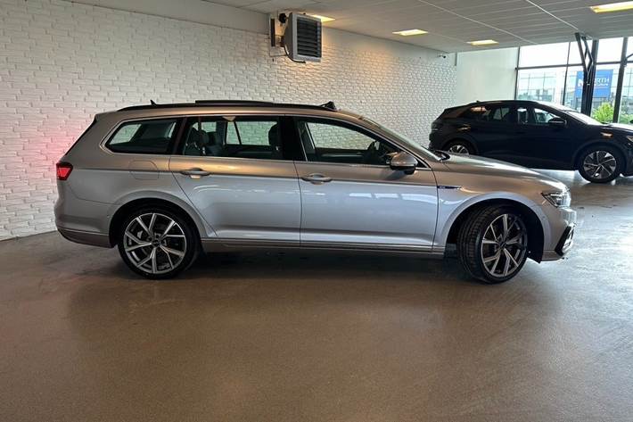 Sølv VW Passat fra 2022