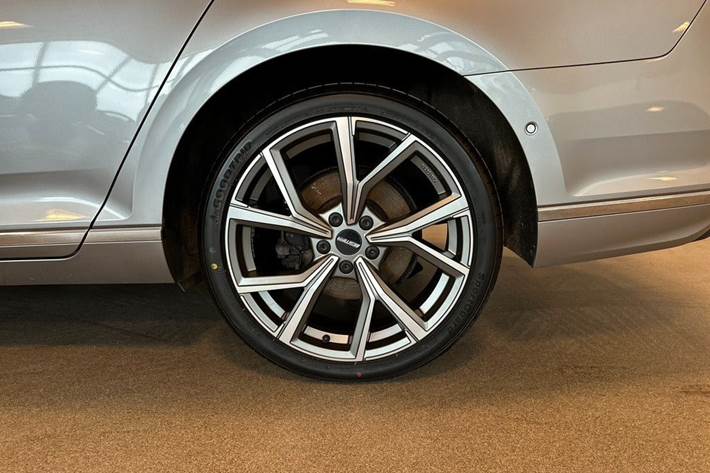 Sølv VW Passat fra 2022