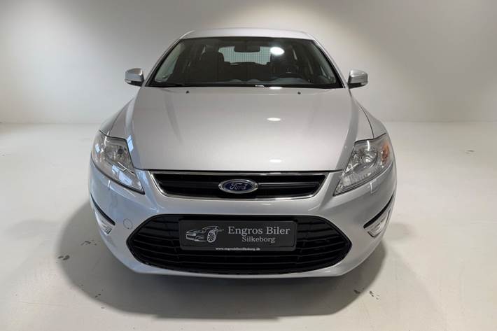 Grå Ford Mondeo fra 2011