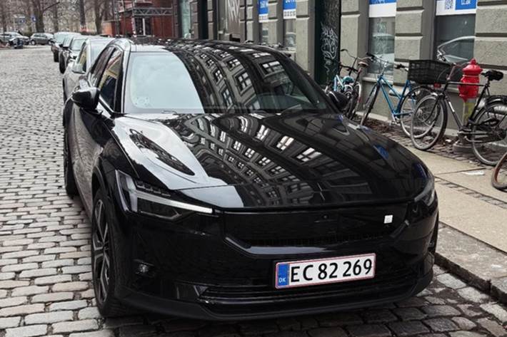 Sort Polestar 2 fra 2023