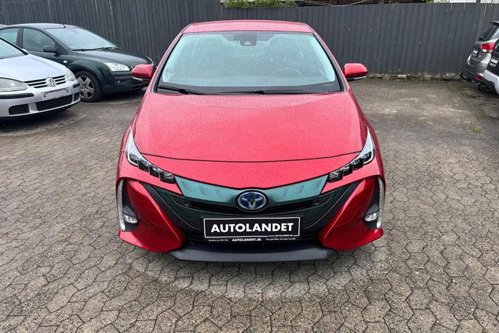 Rød Toyota Prius fra 2019 set udefra