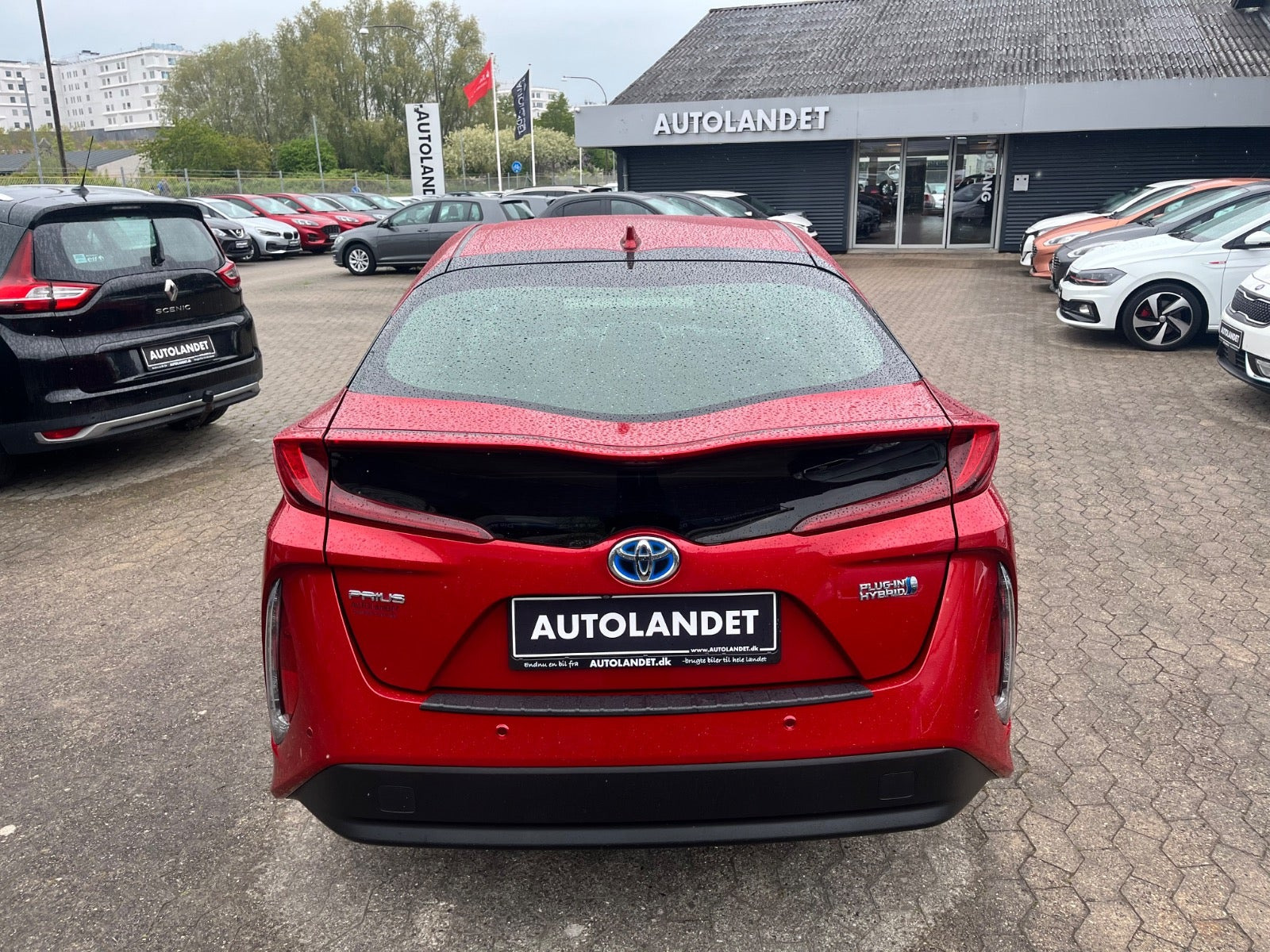 Rød Toyota Prius fra 2019 set udefra