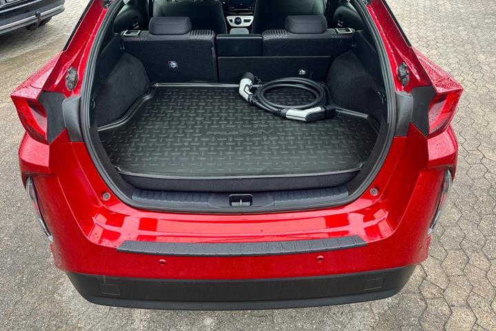 Rød Toyota Prius fra 2019 set udefra