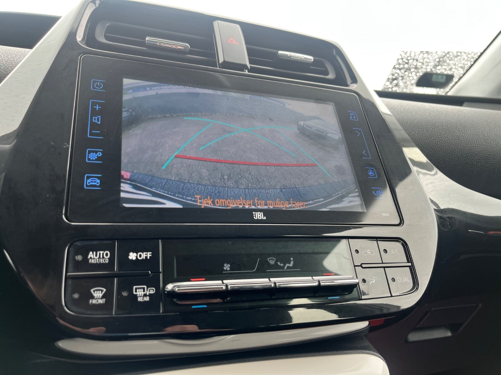 Rød Toyota Prius fra 2019