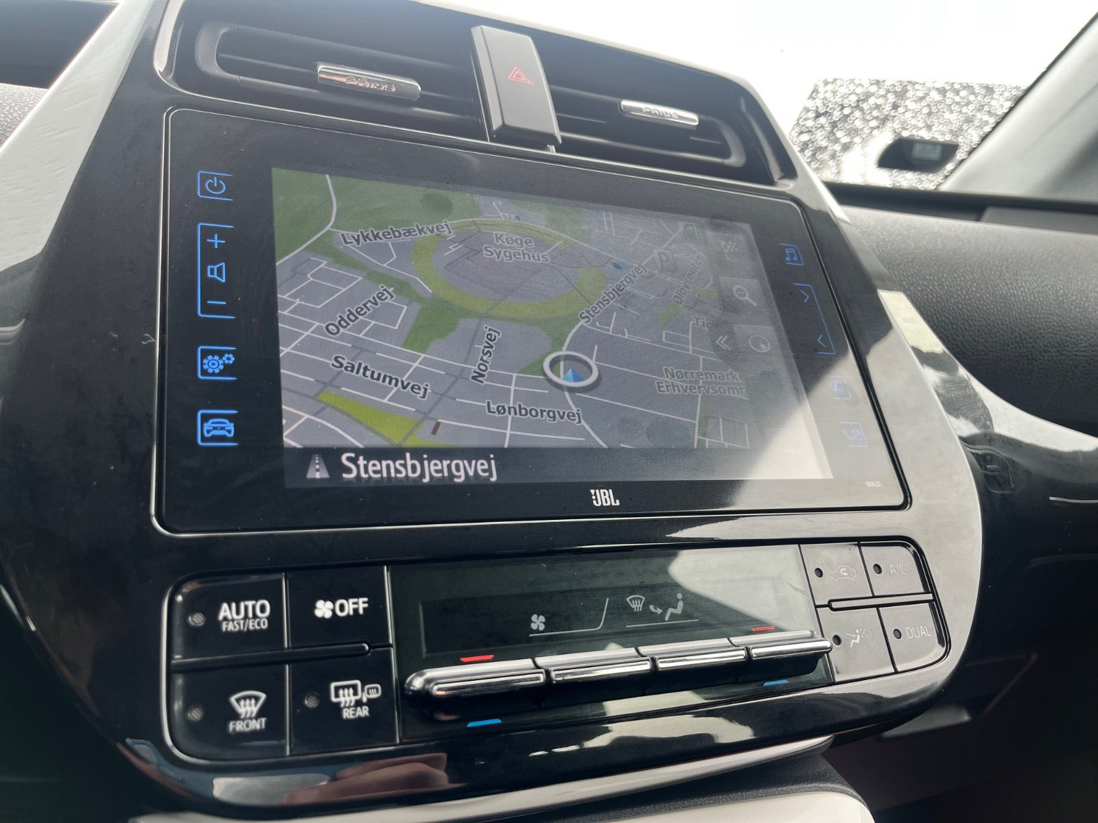 Rød Toyota Prius fra 2019