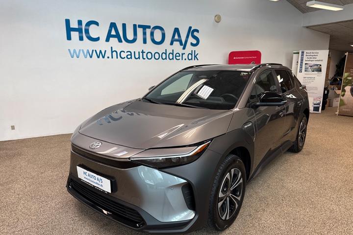 Grå Toyota BZ4X fra 2023 set udefra