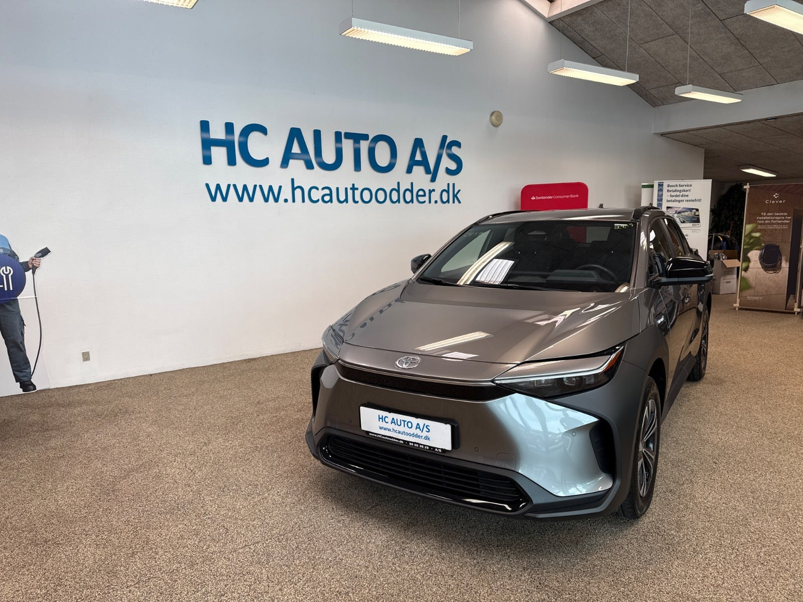 Grå Toyota BZ4X fra 2023