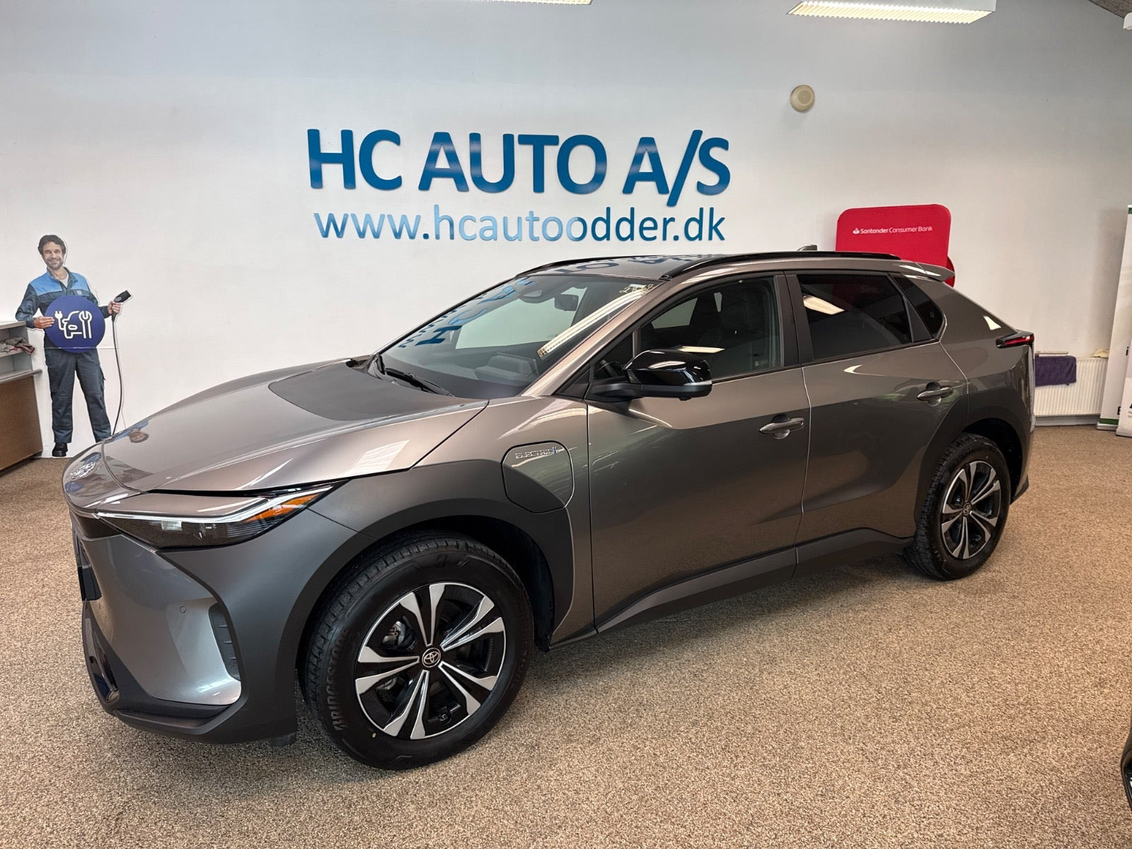 Grå Toyota BZ4X fra 2023