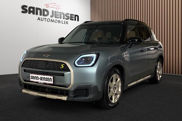 Grøn Mini Countryman SE fra 2025 set udefra