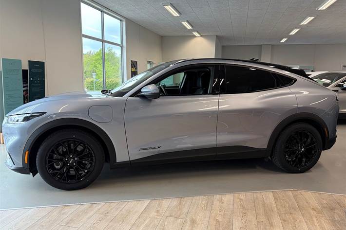 Sølv Ford Mustang Mach-E fra 2022