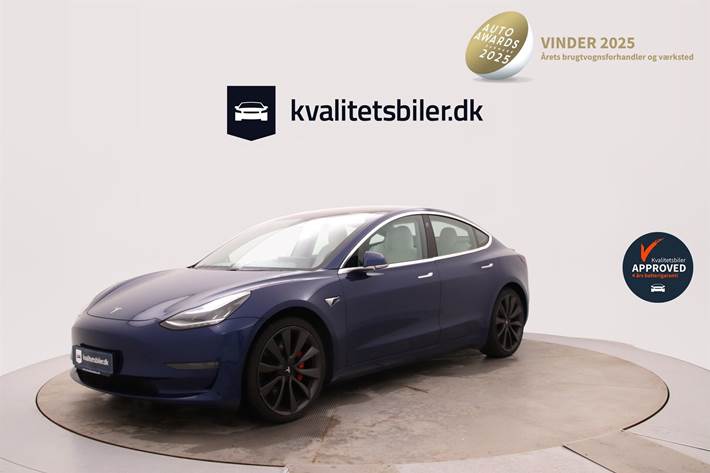 Blå Tesla Model 3 fra 2019 set udefra