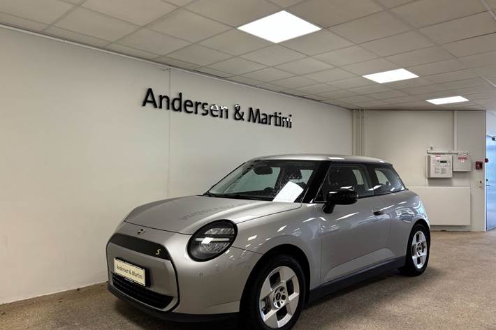 Sølv Mini Cooper fra 2024