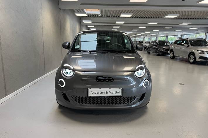 Grå Fiat 500e fra 2023