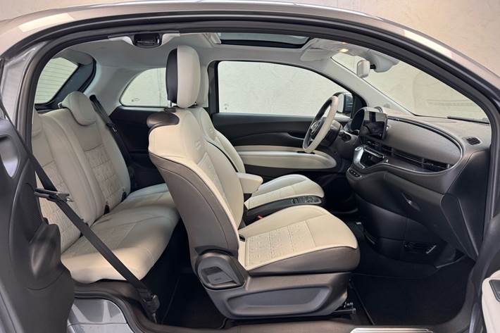 Grå Fiat 500e fra 2023