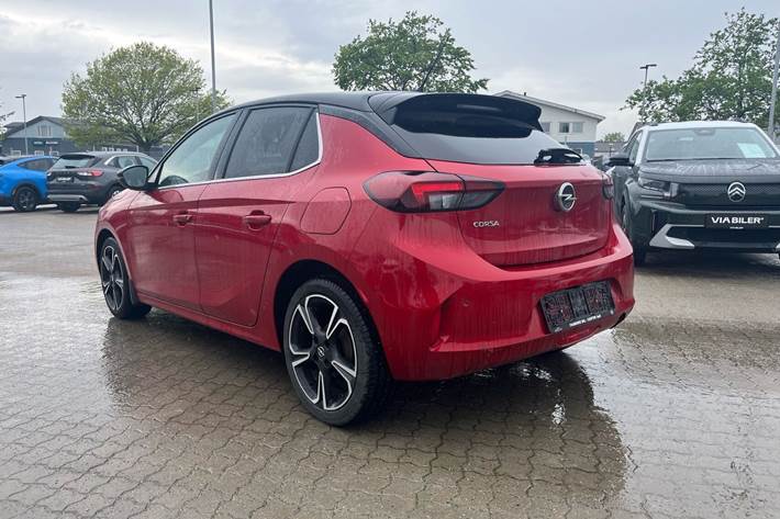 Rød Opel Corsa fra 2023