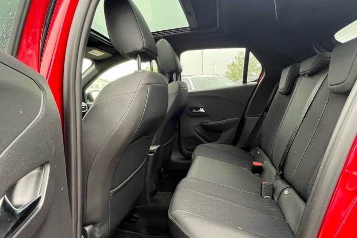 Rød Opel Corsa fra 2023