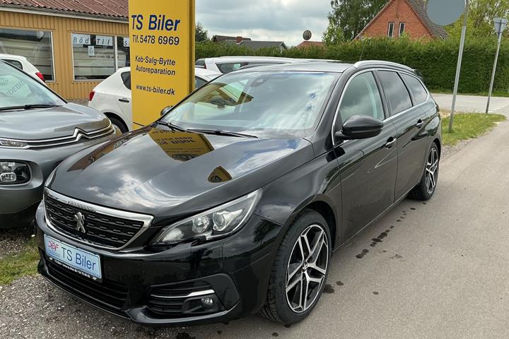 Sort Peugeot 308 fra 2018 set udefra