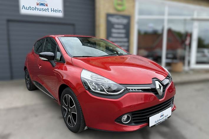 Rød Renault Clio IV fra 2015 set udefra