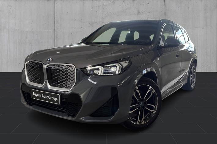 Grå BMW iX1 fra 2025 set udefra