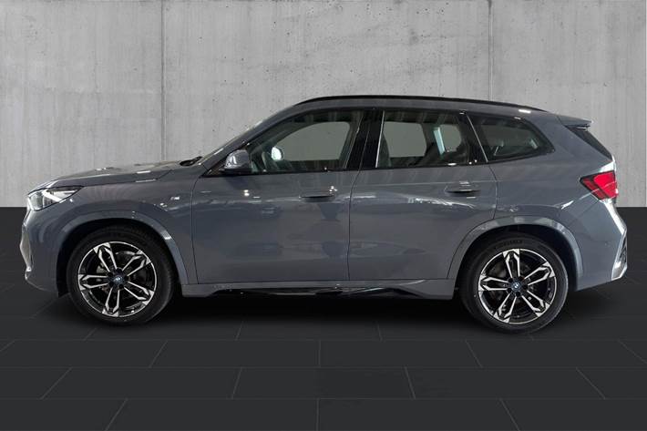Grå BMW iX1 fra 2025