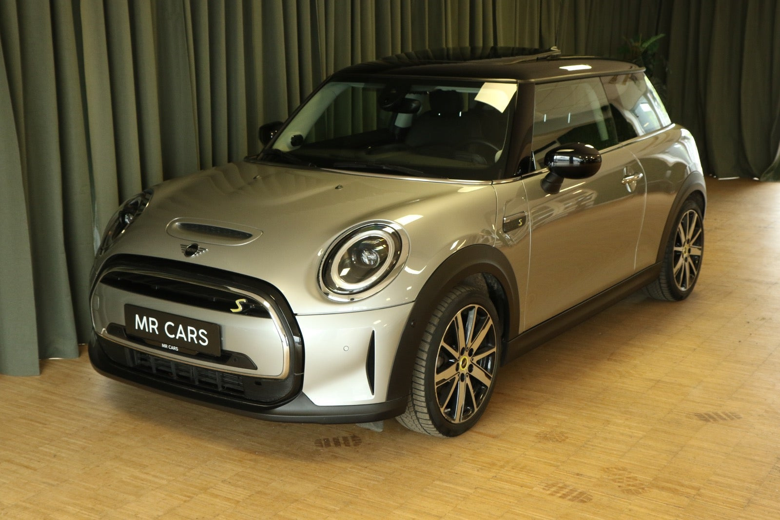Sølv Mini Cooper SE fra 2023