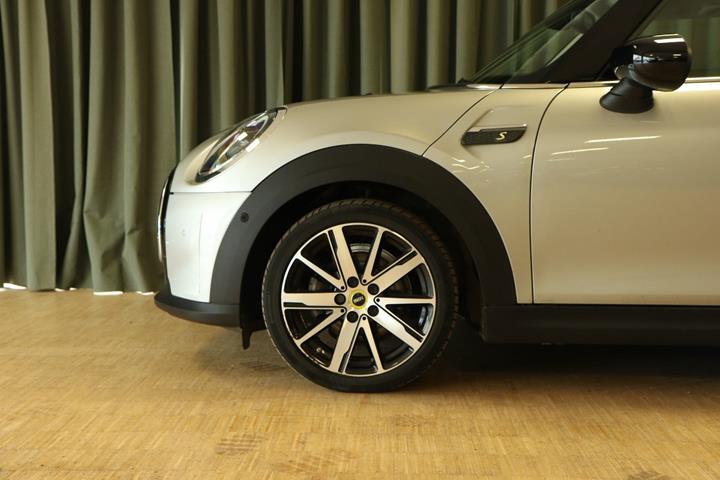 Sølv Mini Cooper SE fra 2023