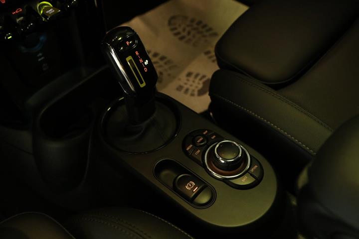 Sølv Mini Cooper SE fra 2023