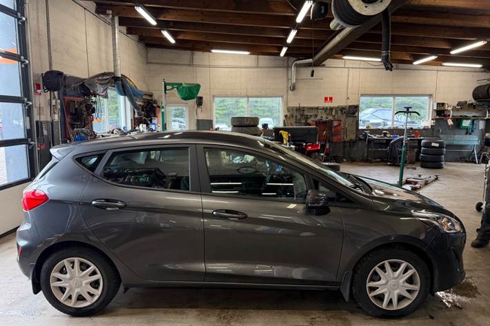 Grå Ford Fiesta fra 2019