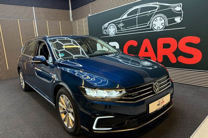 Blå VW Passat fra 2021